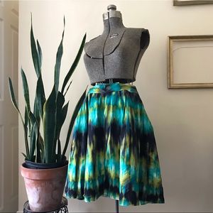 Full skirt with hidden side zipper